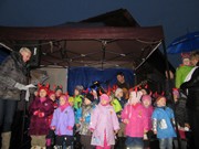 Vystoupení  dětí při rozsvícení stromu na Vlkavě, jarmark